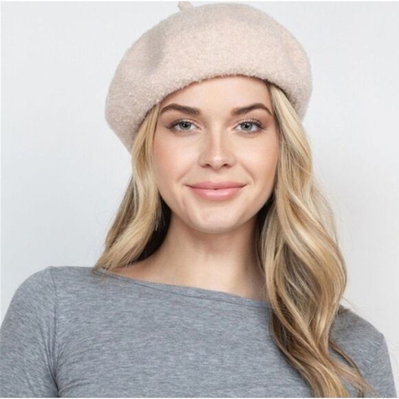 Accessories - 🆕 Ladies Off White Acrylic Beret Hat